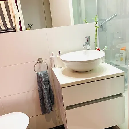 Em Encantador Quarto em Acomodações Particulares Parede